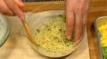 Coloque o macarrão em uma tigela, adicione óleo de gergelim e os brotos de brócolis e mexa para que os ingredientes fiquem bem misturados. Coloque o macarrão em um prato.