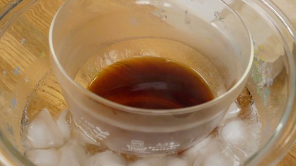 Versez la sauce dans un bol et faites-le flotter dans de l'eau glacée pour faire refroidir la sauce. Ajoutez l'huile de sésame et mélangez. 