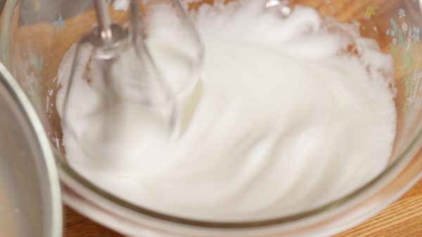 Bate las claras de huevo hasta punto de nieve. Agregar el merengue al batido creará una textura esponjosa y húmeda.