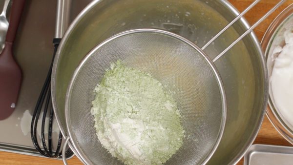 Mélangez la farine à gâteau (T45), la poudre de thé vert matcha, la levure chimique et une pincée de sel. Mélangez. Ensuite, tamisez la farine dans le bol du mélange d’œuf. 