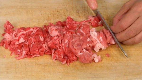 まず肉をミンチにしましょう。牛と豚の薄切り肉を2cm幅くらいに切ります。