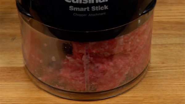 Fermez le couvercle et allumez le mixeur pour environ 20 secondes jusqu'à ce que la viande commence à être lisse et un peu gluante. 