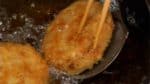 Continue rotating the menchi-katsu and ladling over the oil. Deep-fry them for a total of 6 minutes until golden brown. Deep-frying the onion slowly will make it sweeter, giving the menchi-katsu a more delicious taste.