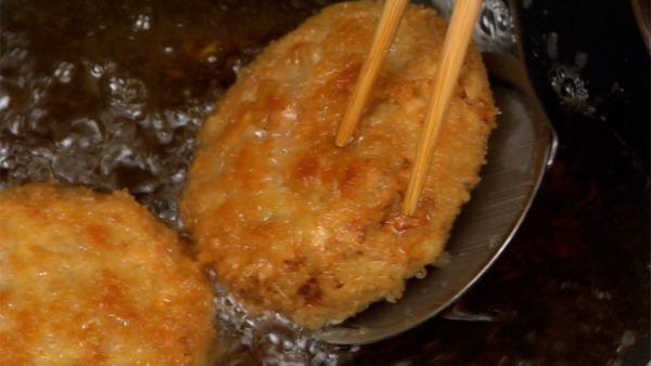 Continue rotating the menchi-katsu and ladling over the oil. Deep-fry them for a total of 6 minutes until golden brown. Deep-frying the onion slowly will make it sweeter, giving the menchi-katsu a more delicious taste.