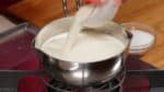 Mari buat campuran gelatonya. Gabungkan susu dan heavy cream ke dalam panci. Tambahkan gula dan ekstrak vanila. 
 Aduk campurannya.