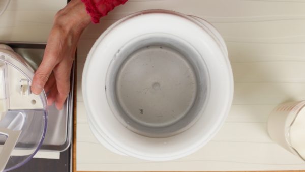 Préparez la glace. Versez le mélange dans un récipient avec un bec verseur. Veillez à conserver le bol réfrigérant de la sorbetière au congélateur pour 8 à 10 heures avant de l'utiliser. 