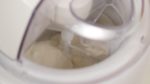 Deje que la paleta mezcladora gire durante unos 20 minutos. La pasteurización permite que el helado permanezca fresco durante un tiempo prolongado. Pero si tiene la intención de disfrutar el helado justo después de prepararlo, puede omitir el proceso de calentamiento.