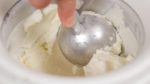 E agora o gelato está pronto. Remova a tampa e o misturador. Tire as tigelas de sobremesa do freezer. Molhe o pegador de sorvete e faça algumas bolas.