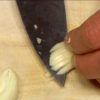 Die Knoblauchzehe längs halbieren und das Innere entfernen. Mehrfach senkrecht einschneiden, dann quer dazu in feine Stückchen hacken.