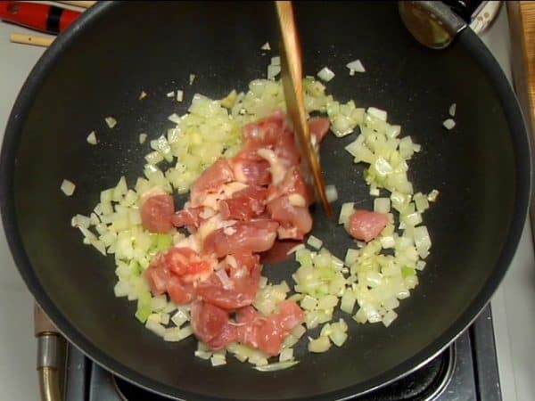 玉ねぎが透き通ってきたら鶏肉を加えます。さらに炒めます。