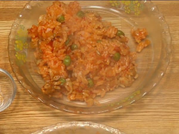Coloque o arroz com frango em um prato para cada pessoa.