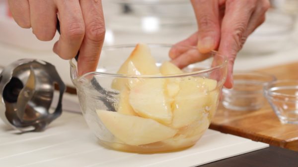 Cut the peach into bite-size pieces and add the lemon juice, honey and the white wine. Gently toss to coat and marinate the peach in the syrup.