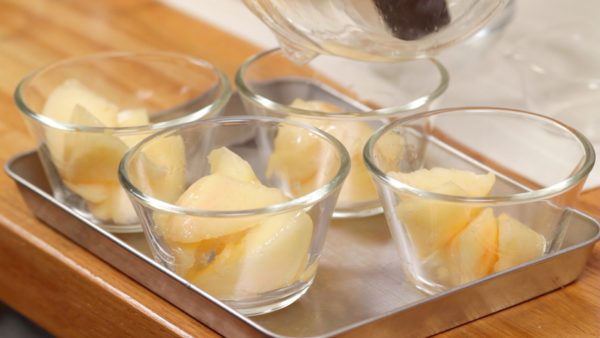 Place the marinated peach slices into cups.