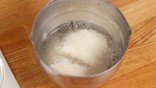Heat the water to about 80°C (176°F) and measure it out in a cup. Add the gelatin powder and dissolve it completely.