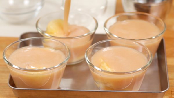 Pour the puree into the cups and place them in the fridge for about 2 to 3 hours.