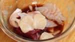 Thêm tai hay còn được gọi là cá tráp và sò điệp. Nếu lượng sốt ướp không đủ để phủ đầy sashimi, thêm lượng nước tương và rượu nấu ăn (mirin) bằng nhau ở bước này.