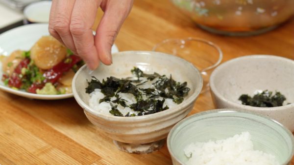 Secondly, let's make Ryukudon, which is a rice bowl with Ryukyu. Cover the rice with the crumbled toasted nori seaweed.