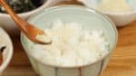 En troisième, savourez le Ryukyu comme Ochazuke. Saupoudrez de la poudre de kombu pour dashi ou du thé de kombu en poudre sur le riz. 