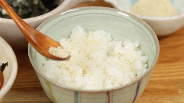 Thirdly, let's enjoy the Ryukyu as Ochazuke. Sprinkle the kombu dashi powder or kombu tea powder on the rice.