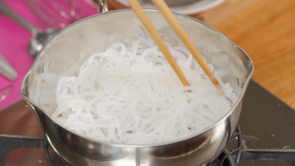 Égouttez les shirataki et videz l'eau de la casserole. Placez les shirataki à nouveau dans la casserole vide. Allumez le feu sur feu fort et mélangez pour retirer l'excès d'eau. Cela va aider les nouilles à absorber la sauce plus tard. 