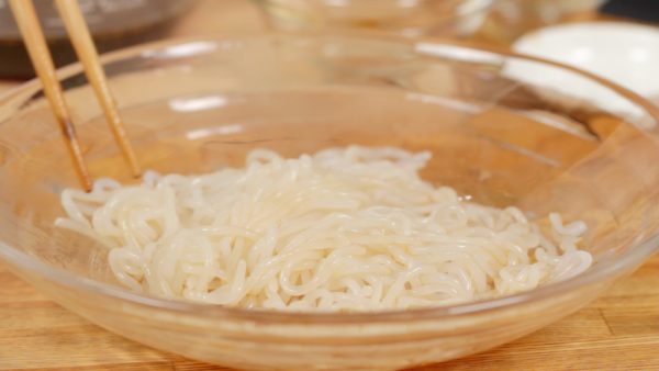 Placez les shirataki sur l'assiette. Mélangez bien avec la sauce. Faites refroidir les shirataki et le reste de sauce au frigo.