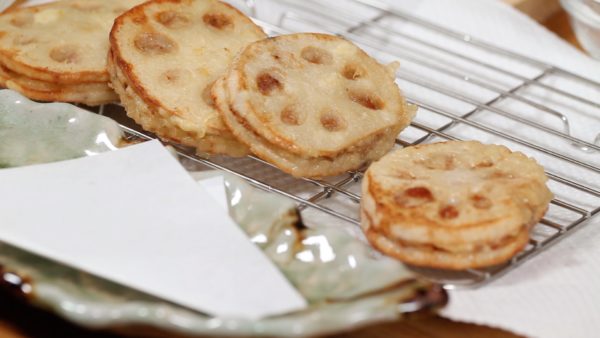 Remove and place the stuffed lotus root onto a cooling rack. Then, place the pieces onto a plate. Combine the vinegar, soy sauce and karashi hot mustard and enjoy it with the dish.