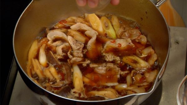 肉の色が変わったらスープの味を見ます。コショウを加え、ごま油、酢を回しかけます。軽く混ぜて火を止めます。