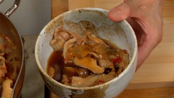 Phục vụ nước dùng mì tsukemen nóng và rau củ trong bát.