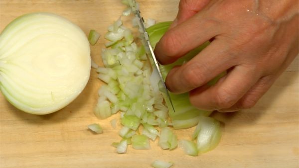 Let's cut the ingredients for Hamburg Steak. Cut the onion in half. Slice into the onion with the root end attached. Make cuts across the onion parallel to the cutting surface. Chop across the other two cuts and mince well.