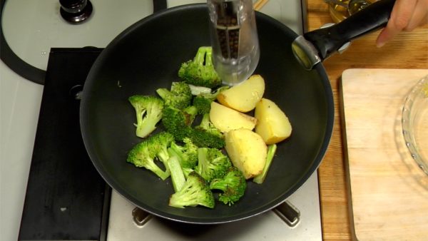 野菜の付け合わせを作りましょう。フライパンにオリーブオイルを熱し、ブロッコリーとじゃが芋を入れて強火で焼き目をつけます。塩、コショウをします。