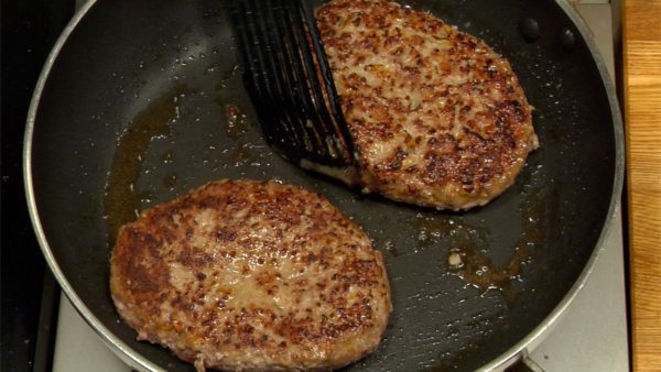 時々フライ返しで肉を動かして焼き目を均一にします。美味しそうな焼き色が付くまで焼き、裏に返して同様に焼き目を付けます。脂がたくさん出た場合は、キッチンペーパーで吸い取ります。