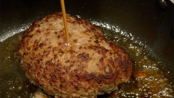 Remove the lid. Pierce the meat to check that its juice is clear. Turn off the burner and serve the hamburg steak on a plate.