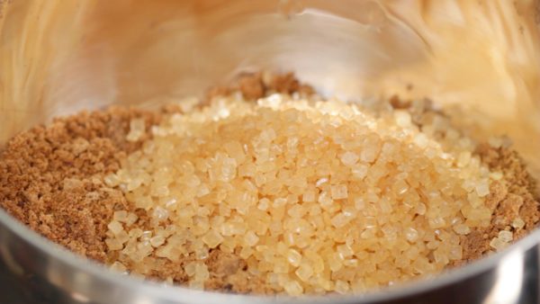 まず黒蜜を作ります。小鍋に黒砂糖、中ザラ糖、水を入れます。黒砂糖は海外でマスコバドなどと呼ばれ、糖蜜を分離する前の状態のものです。中ザラ糖は、砂糖を精製して結晶化させたものにカラメルなどで色を加えたものです。