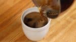 Versez le sirop kuromitsu dans une tasse résistante à la chaleur. 