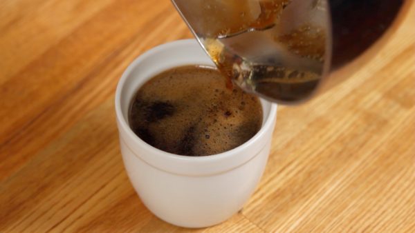Pour the kuromitsu syrup into a heat-resistant cup.
