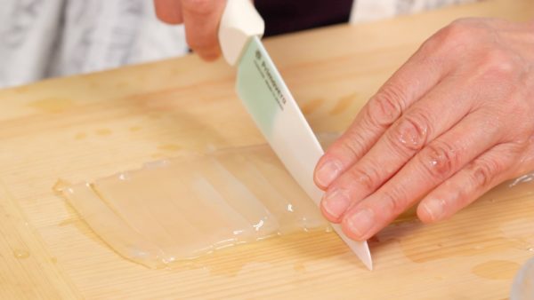 Bằng một con dao đã làm ướt, cắt kuzu (củ dong Nhật Bản) thành các dải rộng 1cm (0,4 inch).