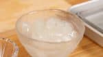 Placez les lamelles dans un bol d'eau glacée. 