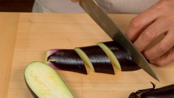 まず野菜を切りましょう。なすはヘタを切り落とし、縦半分に切ります。斜めに幅3mmの切り込みを入れ、食べやすい大きさに切ります。こうすると味の染み込みが良く、皮も柔らかく食べられます。