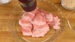 Chúng tôi sẽ nêm gia vị cho thịt lợn. Cắt những lát thịt lợn thành các miếng 4~5cm (1.6 inch~2 inch). Để chúng ra đĩa và rắc muối và tiêu lên. Đảo để phủ đều và nêm đều gia vị vào các lát.