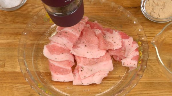 次は豚肉に下味を付けましょう。豚肉は4〜5cm長さに切ります。皿に移し、塩、コショウします。均一に混ぜておきます。