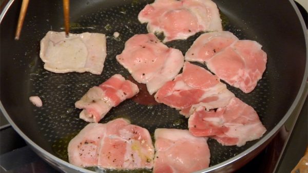Chúng tôi sẽ nấu món xào miso. Thêm dầu thực vật vào chảo đã làm nóng. Để những lát thịt lợn đã ướp vào chảo, rán ở lửa vừa. Trải đều các lát và sau đó lật chúng lại, để cho mỡ chảy ra khỏi thịt lợn.