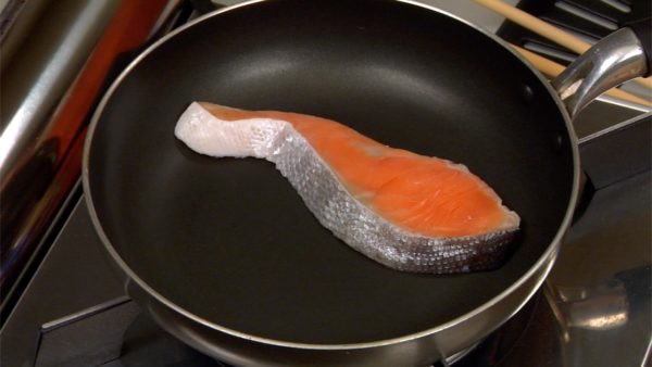 Before cooking, remove the sake with a paper towel. Place the fillet into a heated pan and sauté on medium heat. Remove the fat thoroughly from the pan with a paper towel. This will prevent the fat from scorching and smoking.