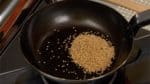 Let’s toast the sesame seeds. Put the toasted sesame seeds into a heated pan. Thoroughly roast the seeds over low heat while occasionally shaking the pan. Feel the seeds with your fingers. If they are hot, remove and put the sesame into a suribachi mortar.