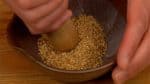 Nghiền thô hạt bằng chày surikogi. Điều này giúp bạn ngấm chất dinh dưỡng của chúng.
