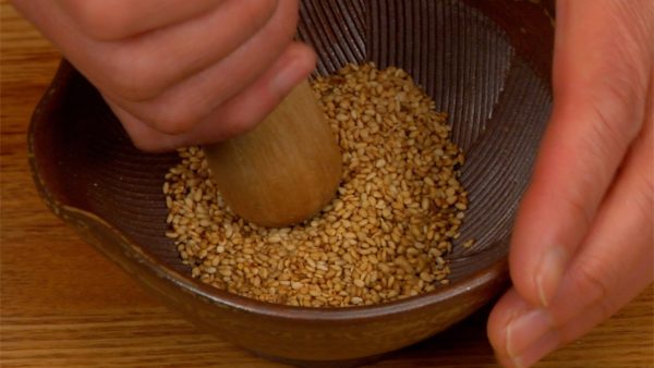 Nghiền thô hạt bằng chày surikogi. Điều này giúp bạn ngấm chất dinh dưỡng của chúng.