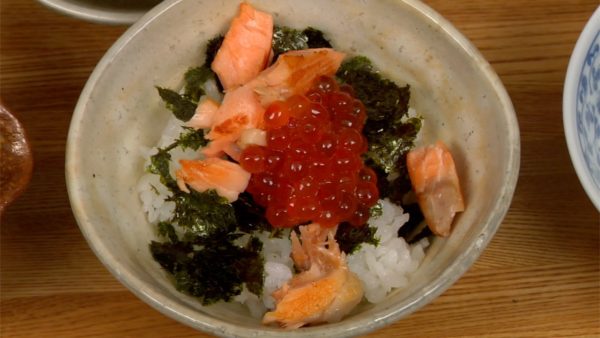 Lightly place the hot steamed rice into a rice bowl. Sprinkle on the crumbled toasted nori seaweed. Place the crumbled salmon fillet onto the center of the rice. Then place the ikura shoyu-zuke, marinated salmon roe, next to the fillet. Sprinkle on the chopped mitsuba parsley and toasted sesame seeds.