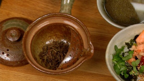Descarte a água quente e coloque as folhas de chá hojicha no bule de chá aquecido. Coloque água quente no bule e deixe descansar por um pouco menos de um minuto.