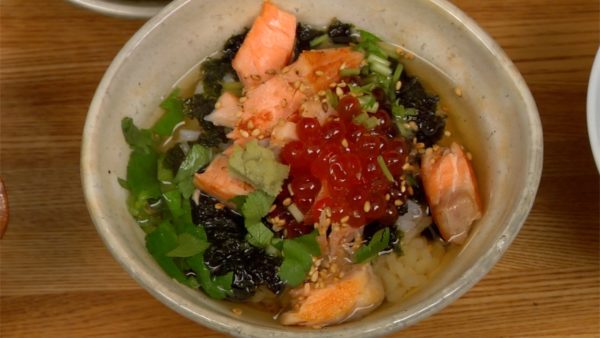 Versez le thé hojicha dans le bol. Ajoutez du wasabi selon votre goût.
