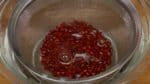 Let’s cook the azuki beans. Rinse the azuki in a bowl of water thoroughly. Drain with a mesh strainer.