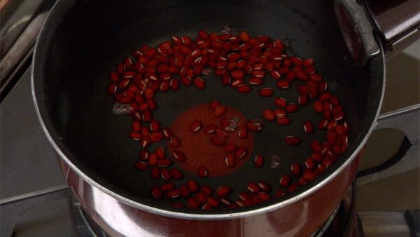 Measure out 500~600ml (2.1~2.5 cups) of water and add the washed azuki beans. Turn on the burner and bring it to a boil on medium heat.